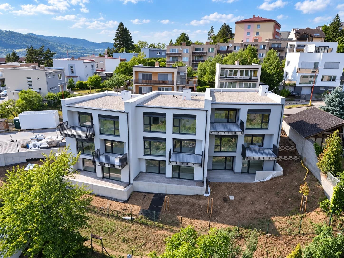 Trio Homes – Tři propojené domy s výhledem na město.